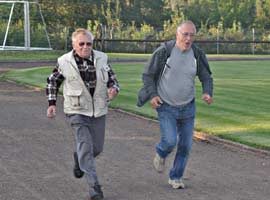 Karl-Heinz Frsdorf (90) mit Horst Krause (74) beim Kurzstreckenlauf