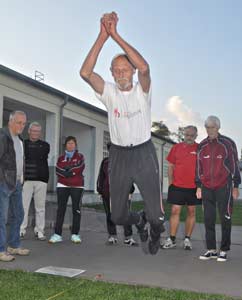 Wolfgang Schulze (71 Jahre) beim Standweitsprung